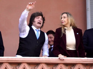 Tras el Tedeum, Milei trató de calmar la interna con fotos: se mostró con Karina, Santiago Caputo y Bullrich