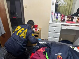 Encontraron medio kilo de cocaína en la casa de una funcionaria de Morón que huyó antes de ser detenida
