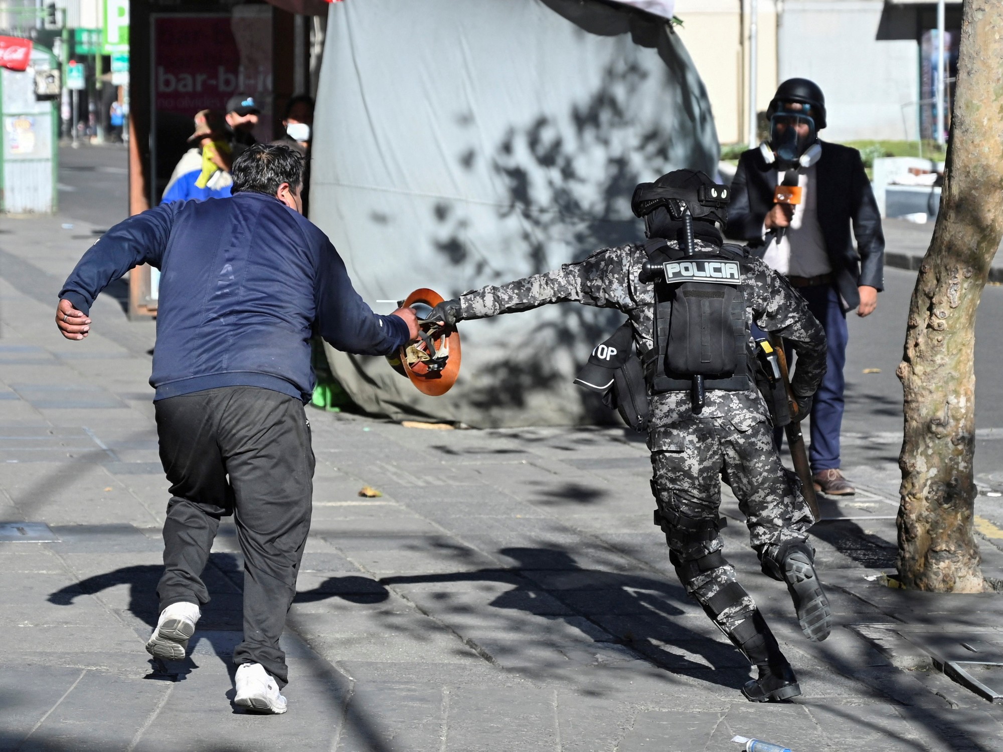 Argentina manda un Hércules a Bolivia y se muestra preocupada por el bloqueo de rutas por protestas sociales