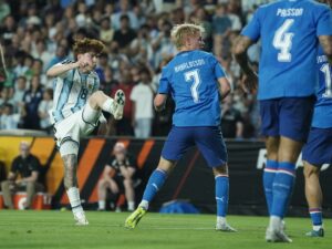 Valentín Barco está tocado por la varita en la Selección: sacó un zurdazo entre mil piernas y puso el 1-0 contra Islandia