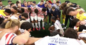 Selección de EE. UU. se reúne para orar después de la victoria en el Mundial