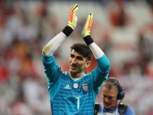 De pastor nómade a héroe de Irán: la vida extraordinaria del arquero que desafió al destino y tiene un récord Guiness en el fútbol