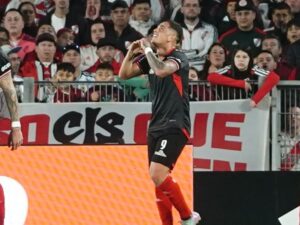 Acusan de violencia de género al futbolista que le dio el triunfo a Barracas Central frente a River: qué dijo el club