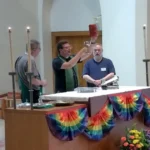 Iglesia convierte el pan de la comunión en colores de la comunidad gay