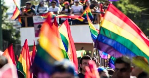 Joven cristiana comparte el Evangelio durante la marcha del orgullo en El Salvador