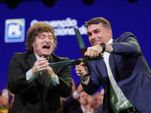 Milei participó del lanzamiento de Flávio Bolsonaro como candidato presidencial en Brasil y llamó “ladrón”, “presidiario” y “basura socialista” a Lula