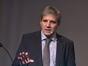 Luis Caputo dijo que la justicia social “es que la gente tenga crédito”