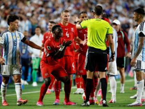 La International Board asegura que el VAR expulsó mal al suizo Emboló ante Argentina en el Mundial 2026: qué dice la regla