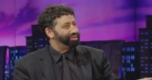 Atacan al pastor Jonathan Cahn durante un vuelo de American Airlines