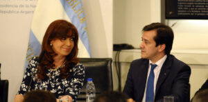 Contrataciones fantasma y un departamento vecino: el vínculo y los negocios que unen a Cristina Kirchner con Mariano Recalde