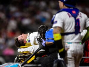 Brutal colisión en la MLB: el momento en que Jared Young, de los Mets, recibe un rodillazo en la cabeza de su propio compañero y sale en camilla ante los Phillies