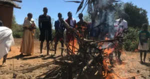 Queman objetos de brujería tras convertirse al cristianismo en Madagascar