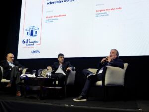 La tensión entre periodismo y poder, eje de un debate sobre redes e Inteligencia Artificial