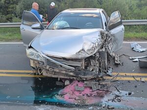 El diputado Aldo Leiva sufrió un violento accidente en Chaco: chocó con un camión y el frente de su auto quedó destruido